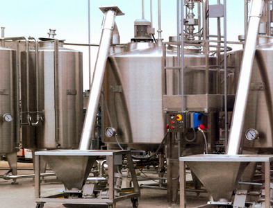 Transportador tubular INOX 304 alimentando tolvas en planta alimentaria