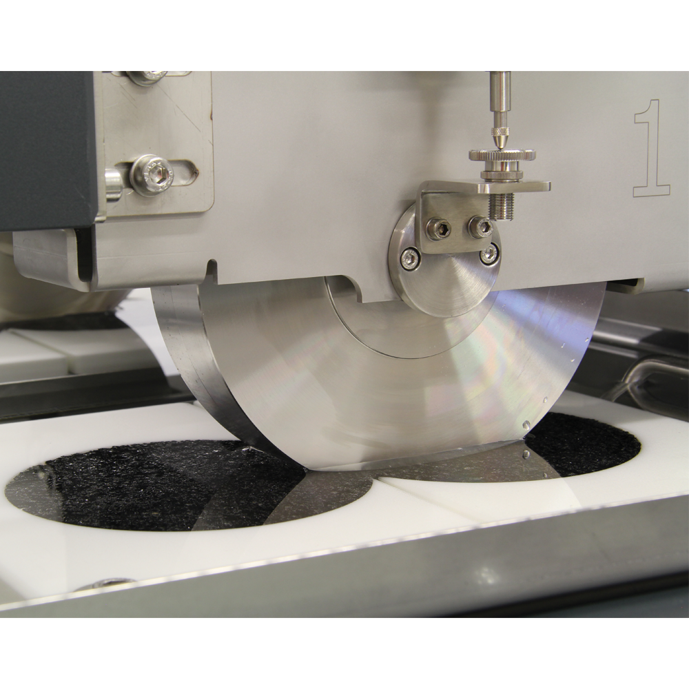 Rueda de acero inoxidable sobre probeta asfáltica