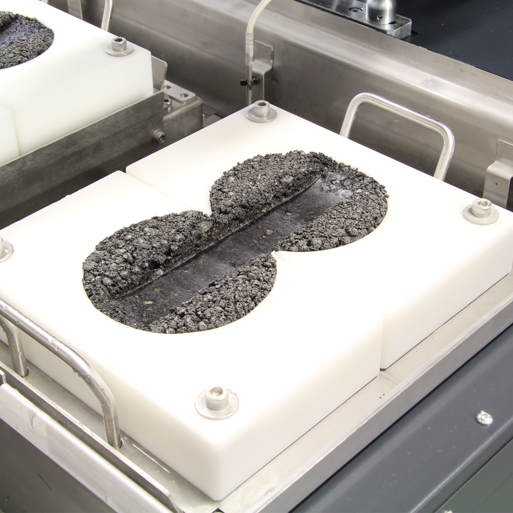 Probetas asfálticas cilíndricas en bandeja de ensayo