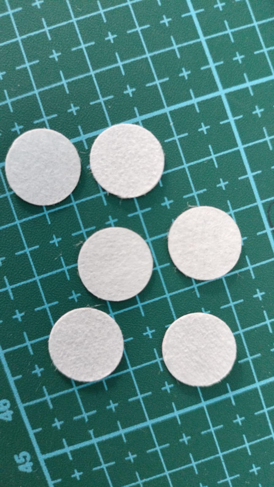 Detalle de discos de papel filtro 12.7 mm para Blaine sobre tapete de corte