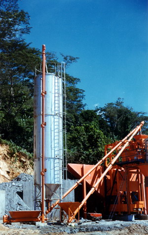 Transportador helicoidal vertical en planta industrial