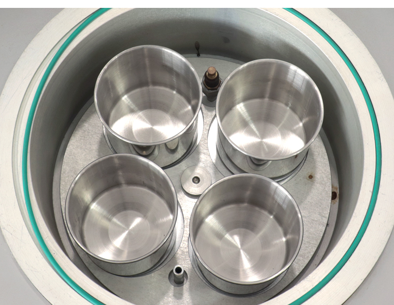 Interior de la camara con contenedores