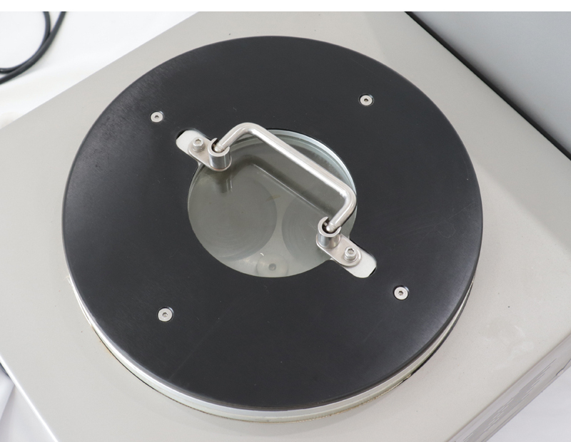 Detalle de la tapa con ventana de observacion