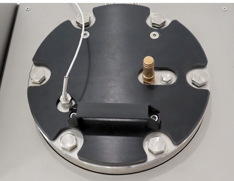 Interior de la camara PAV con platos de muestra apilados