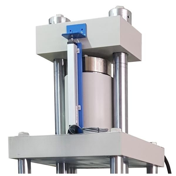 UTM HIRA 1000 kN vista completa con gabinete de control