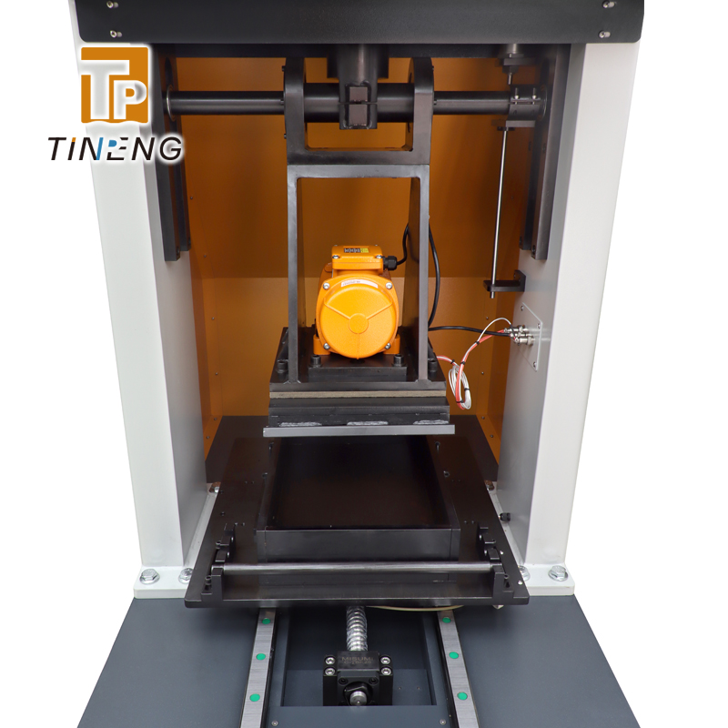 Molde de losa asfaltica y sistema de sujecion del compactador