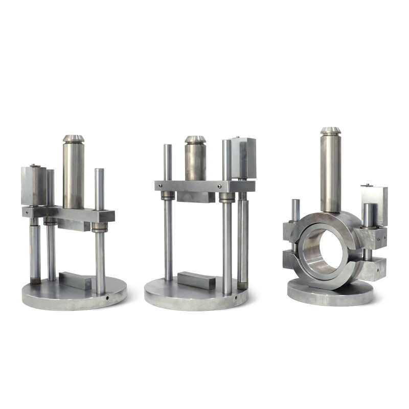 Mordazas Marshall con probeta asfaltica en posicion de ensayo